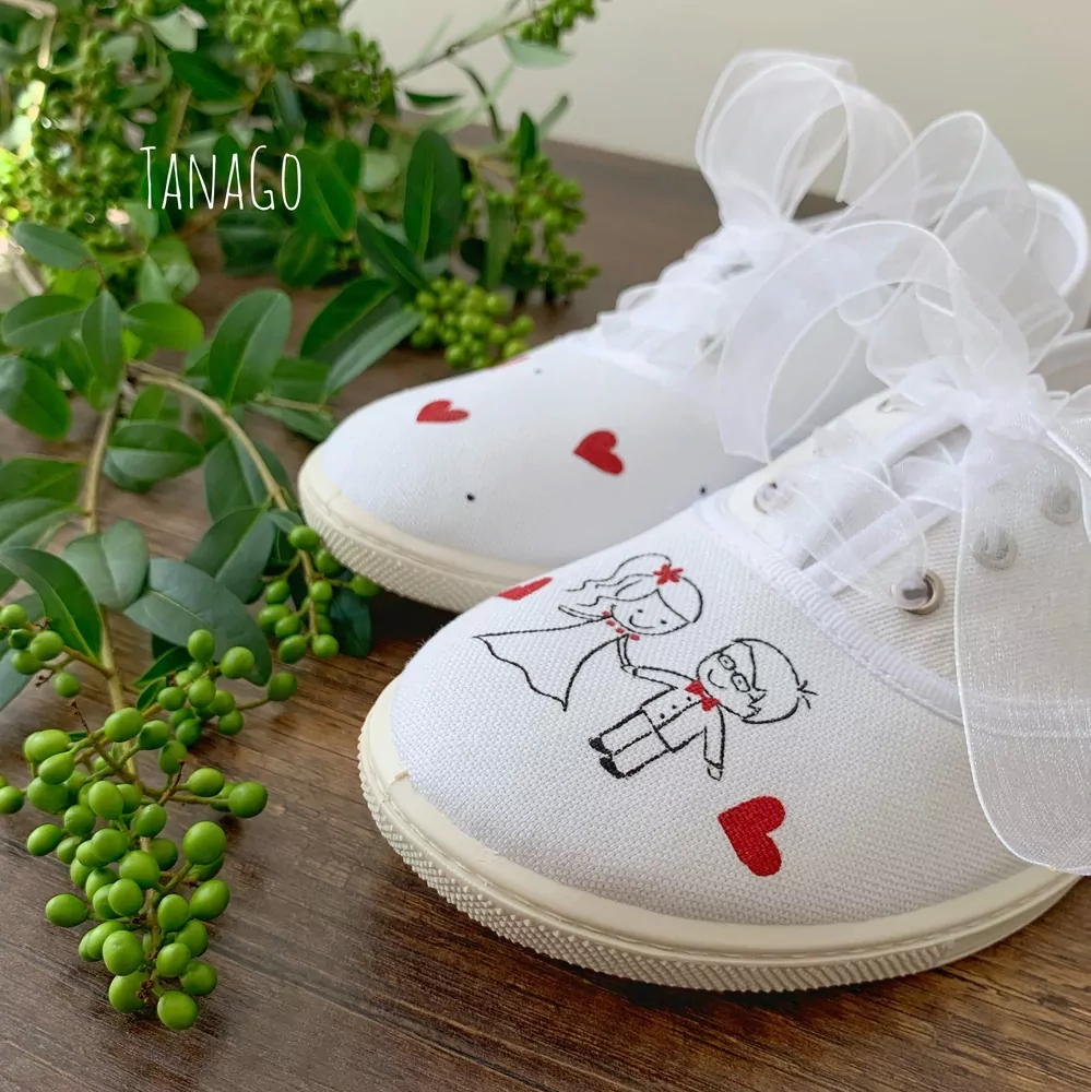 Svatební tenisky s ženichem v brýlích