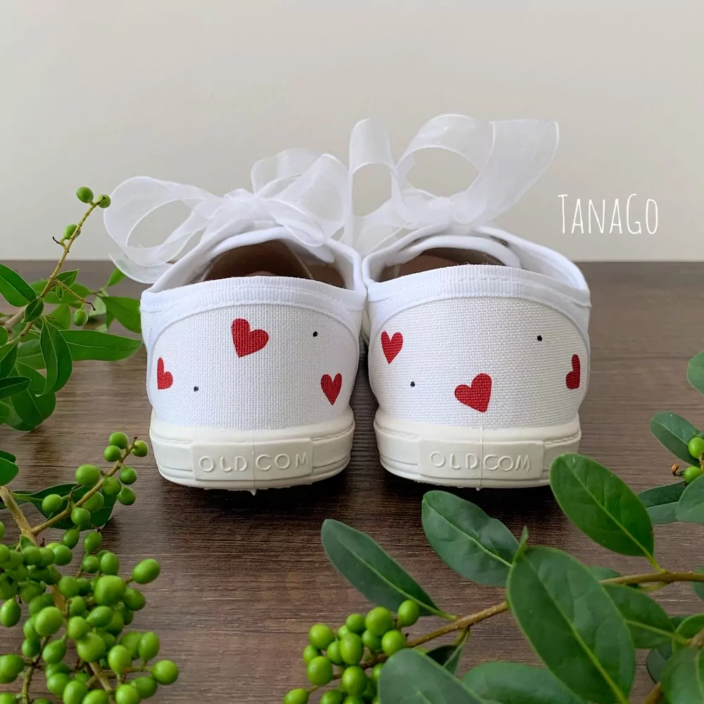 Svatební tenisky s ženichem v brýlích