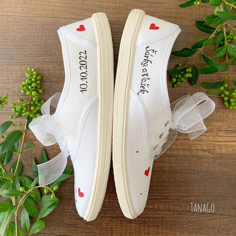 Svatební tenisky s ženichem v brýlích