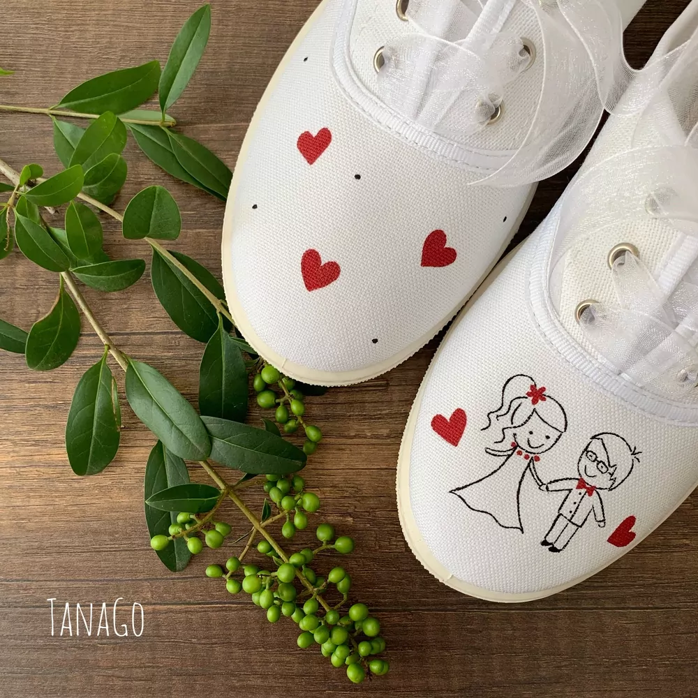 Svatební tenisky s ženichem v brýlích