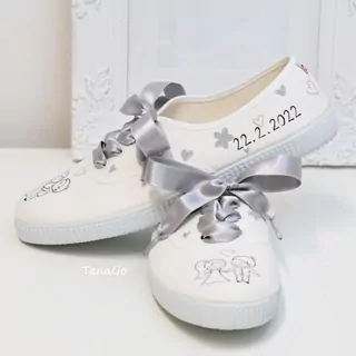 Malované svatební tenisky s postavičkami v černošedé