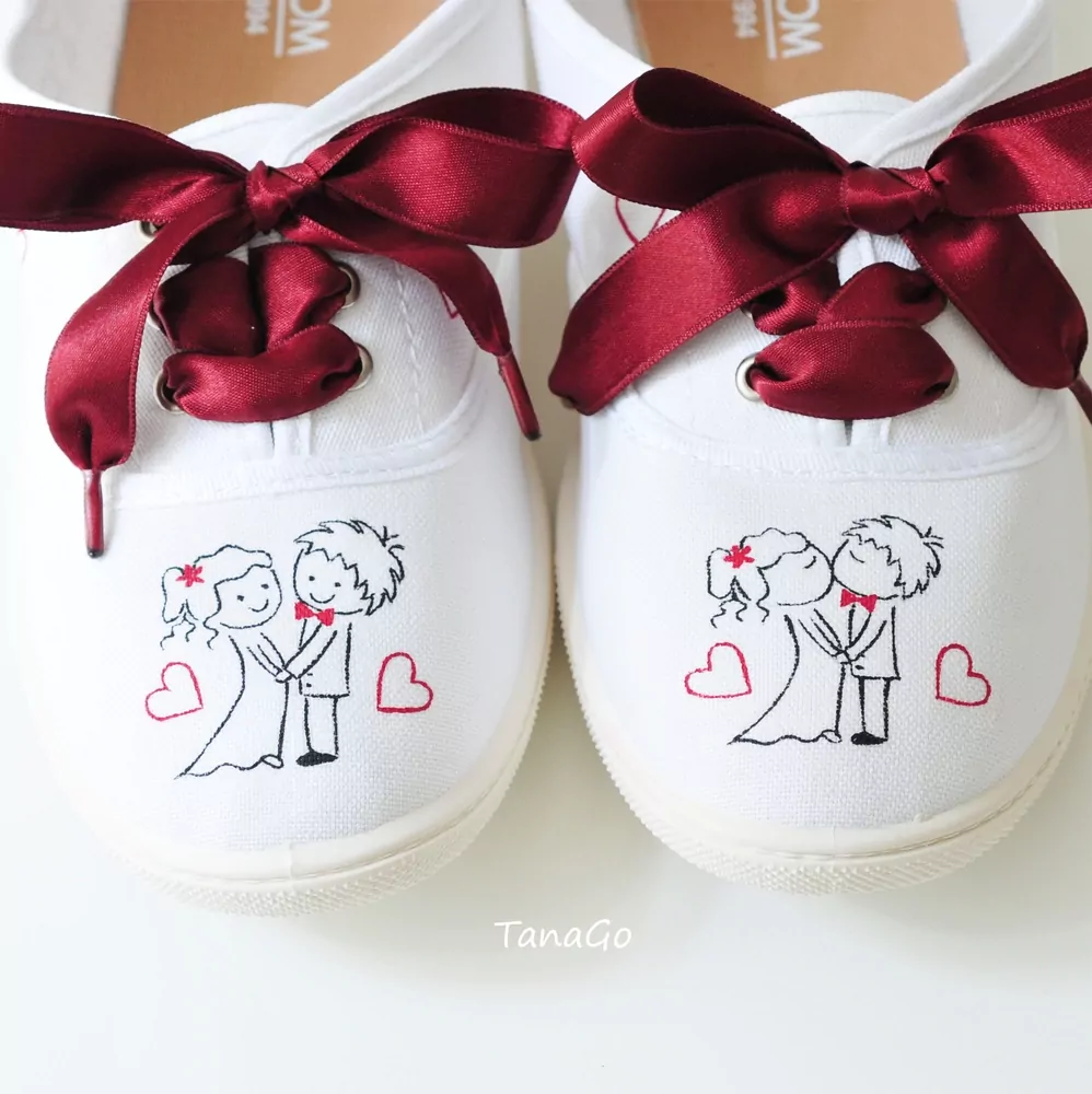 Svatební tenisky s postavičkami a srdíčky ve vínové