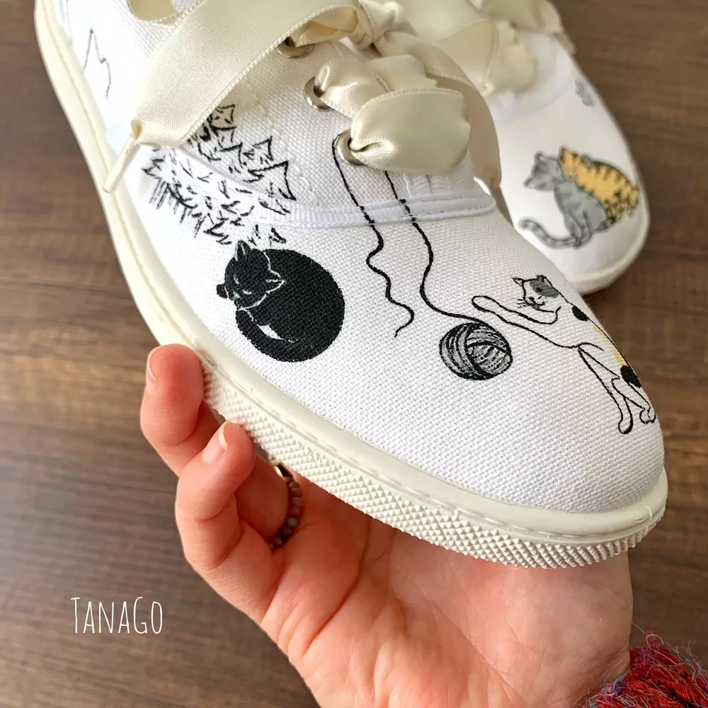 Bílé tenisky s kočkami