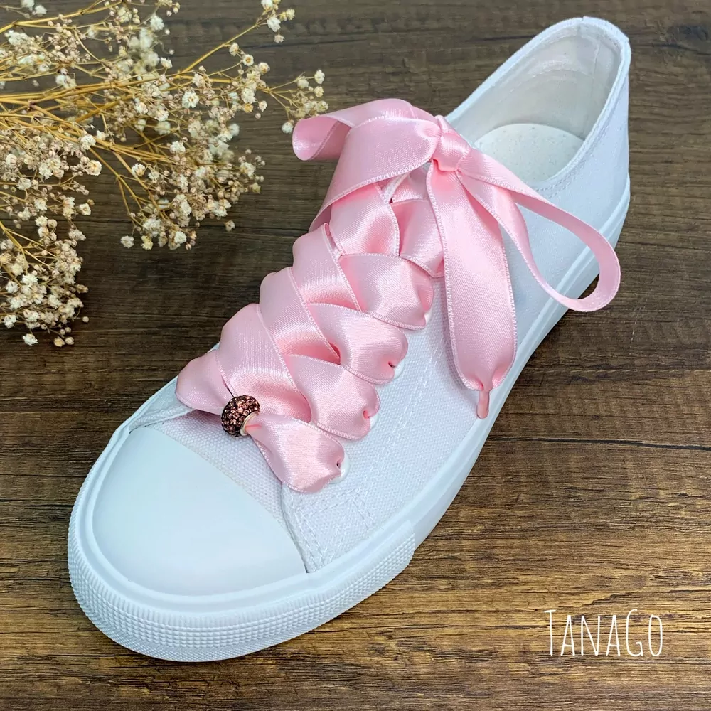 Světle růžové tkaničky do nízkých converse s třpytivým průvlekem
