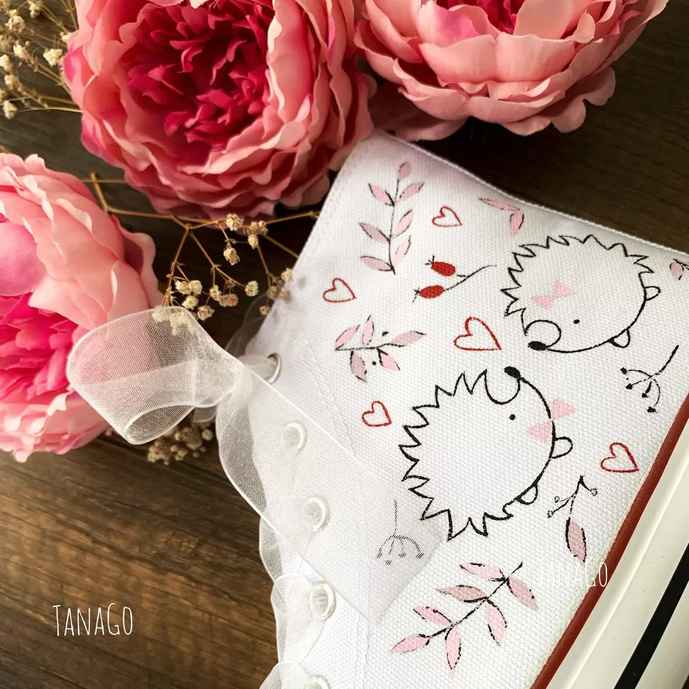 Bílé kotníkové tenisky na podzimní svatbu