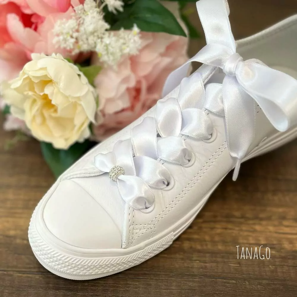 Bílé tkaničky do nízkých converse s třpytivým průvlekem