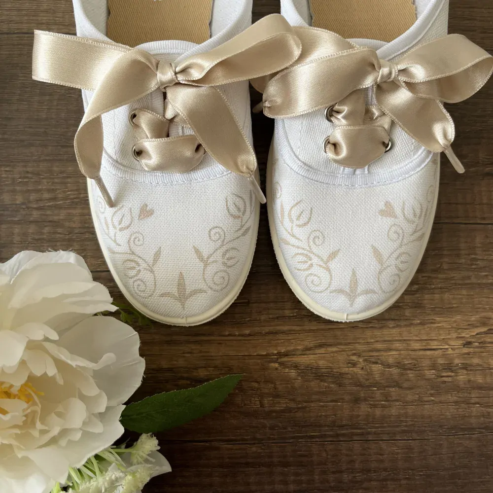Tenisky na svatbu ke krémovým šatům