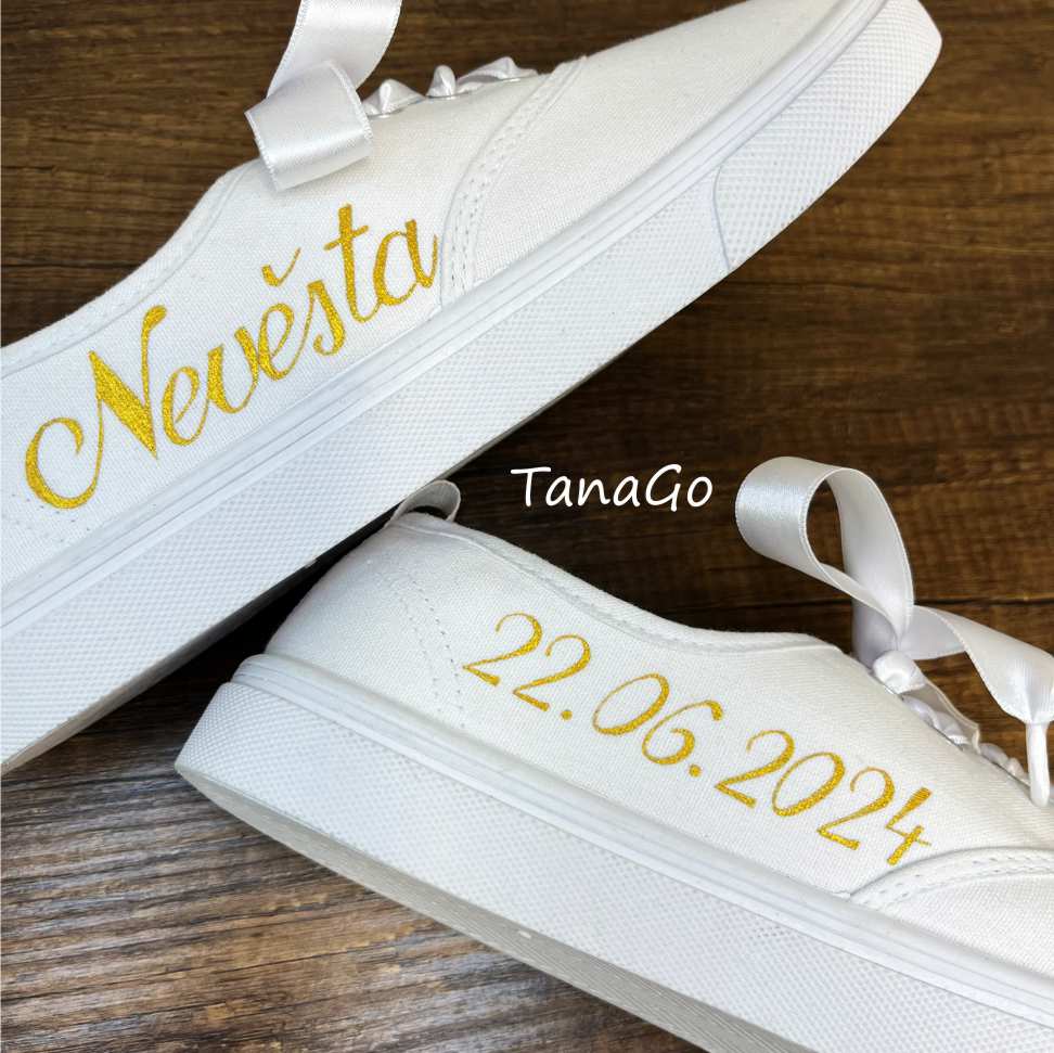 Tenisky s nápisem Nevěsta zlatá