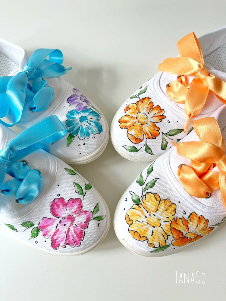 Tenisky s květy v barvě na přání