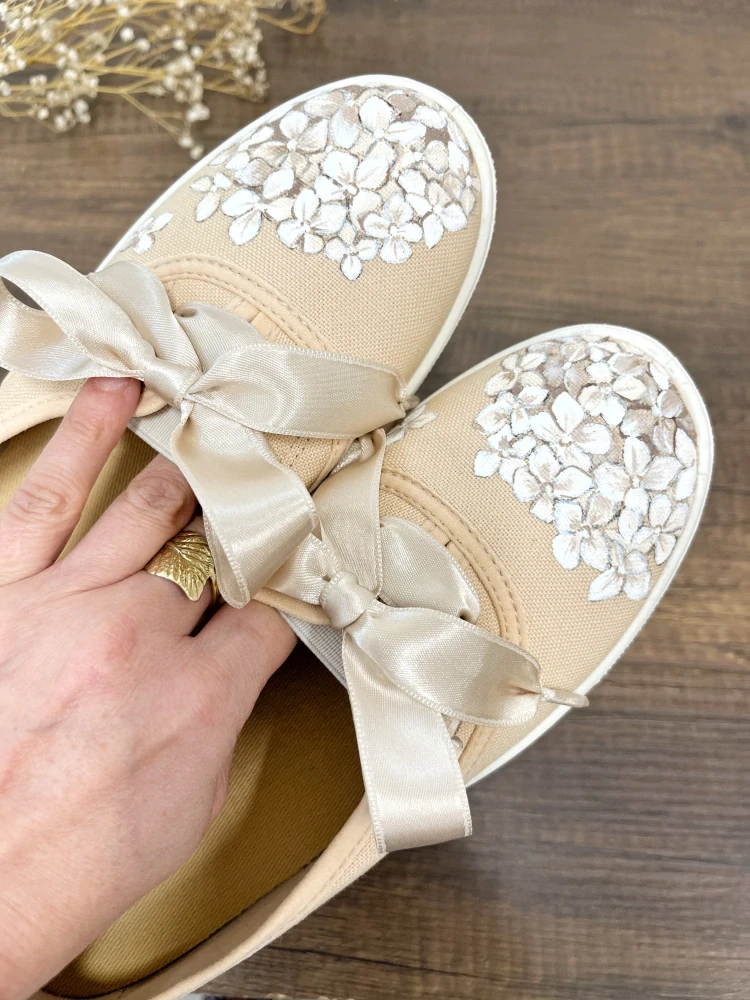 Béžové tenisky s květy