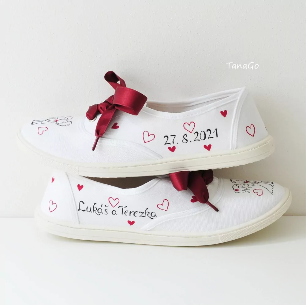 Svatební tenisky s postavičkami a srdíčky ve vínové