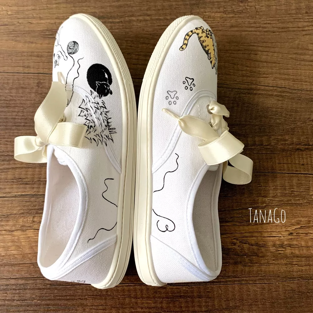 Bílé tenisky s kočkami