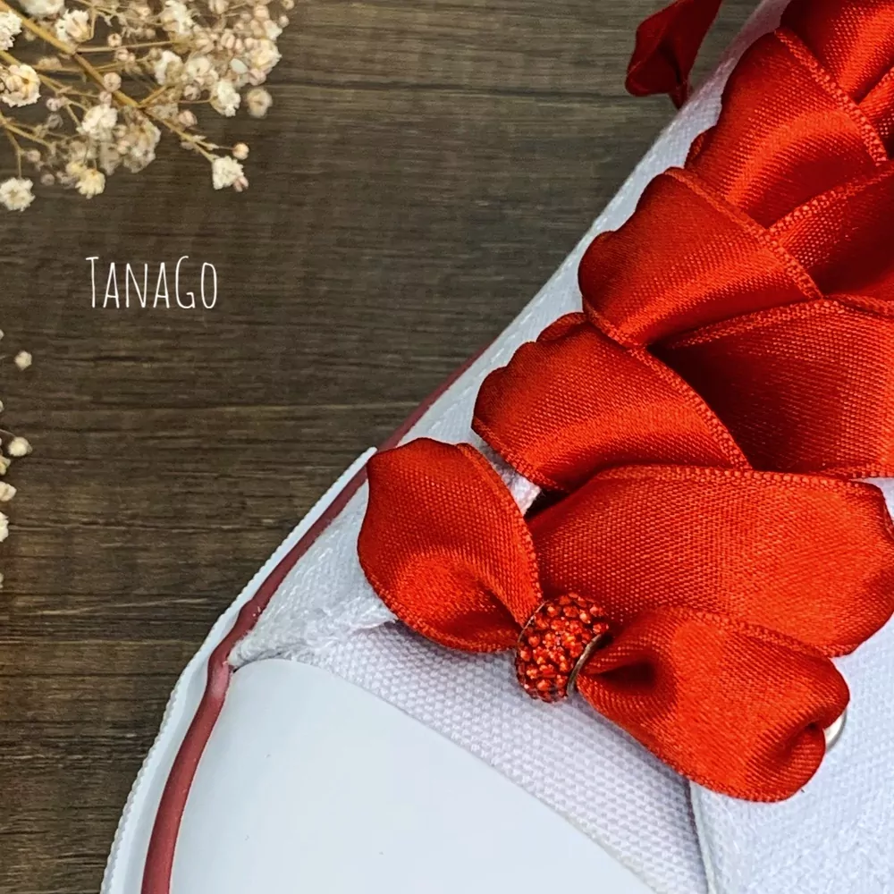 Červené tkaničky do nízkých converse s třpytivým průvlekem