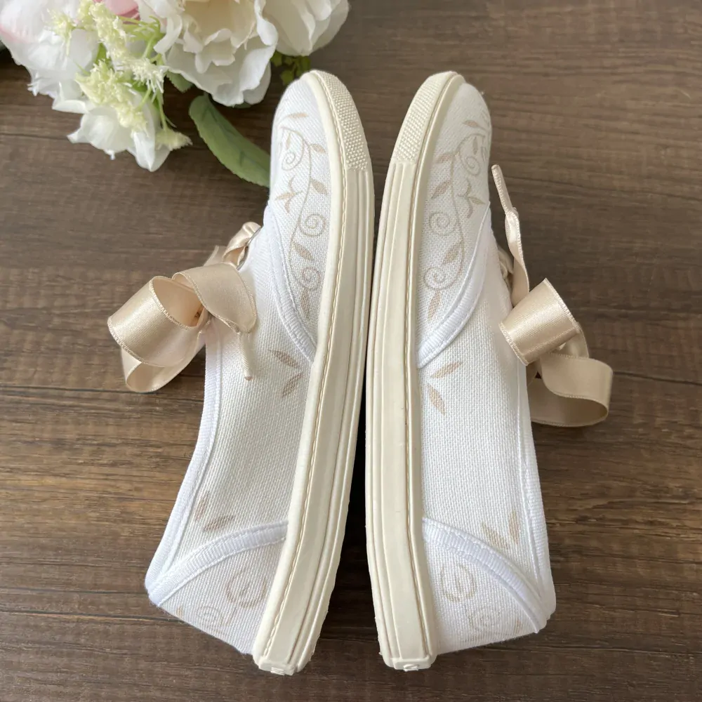 Tenisky na svatbu ke krémovým šatům