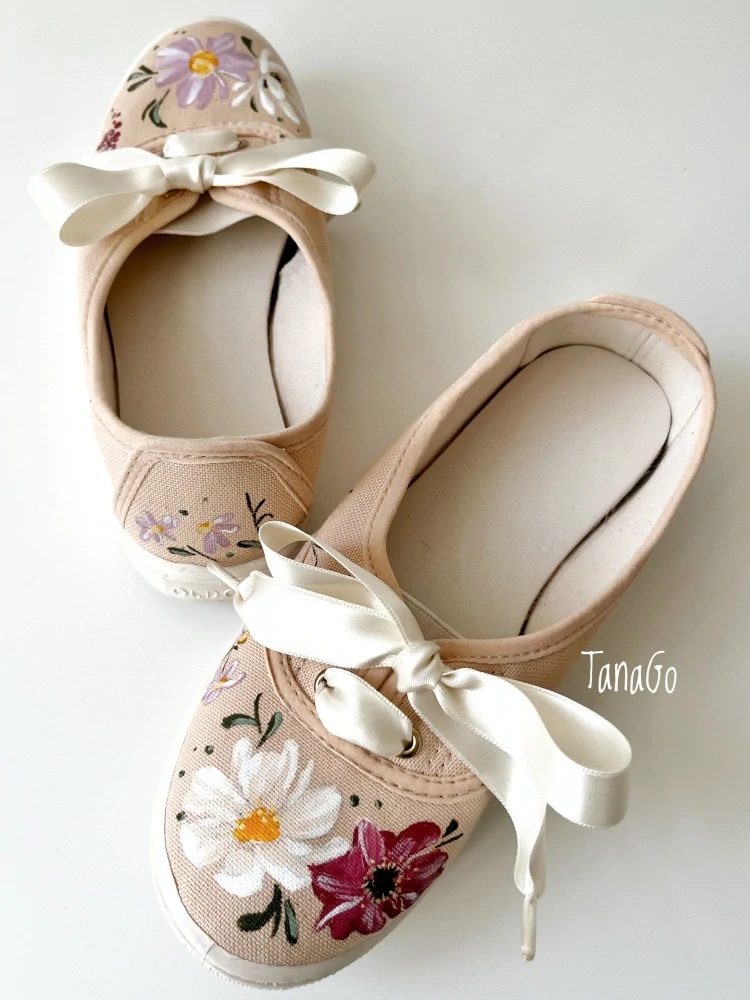 Béžové tenisky s květy