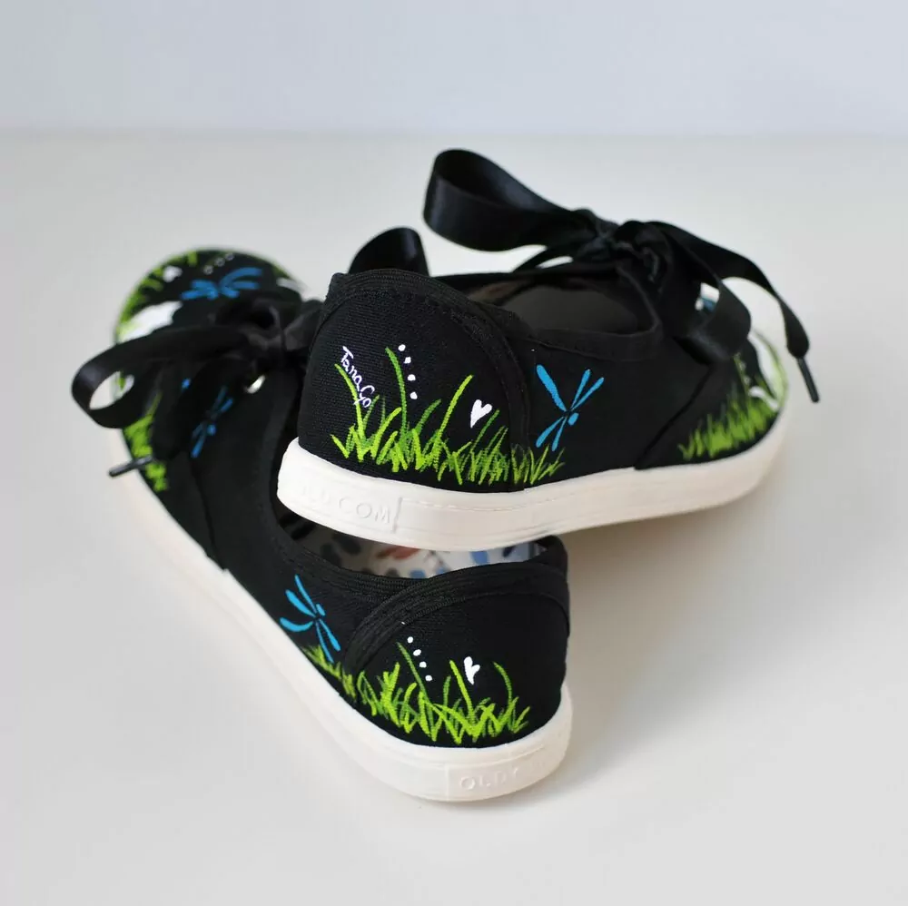 Tenisky Kočky v trávě