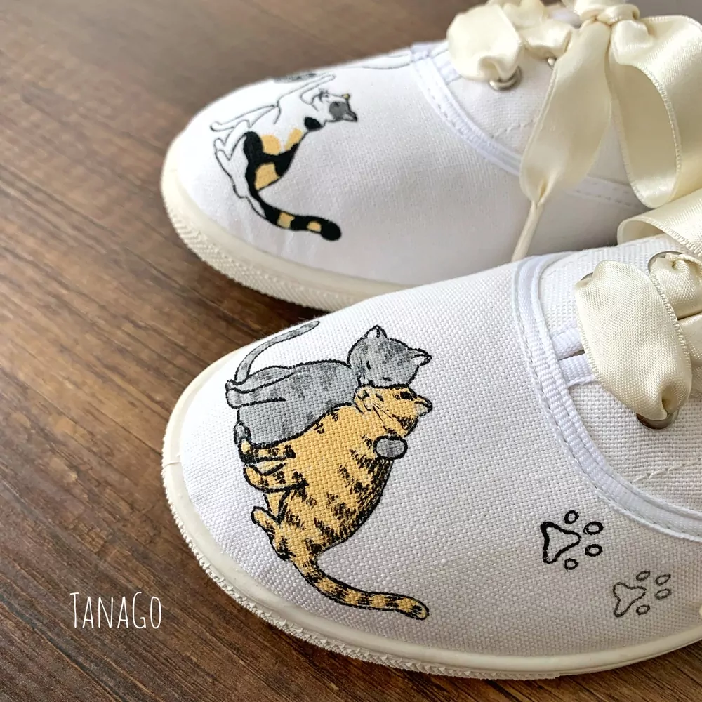 Bílé tenisky s kočkami