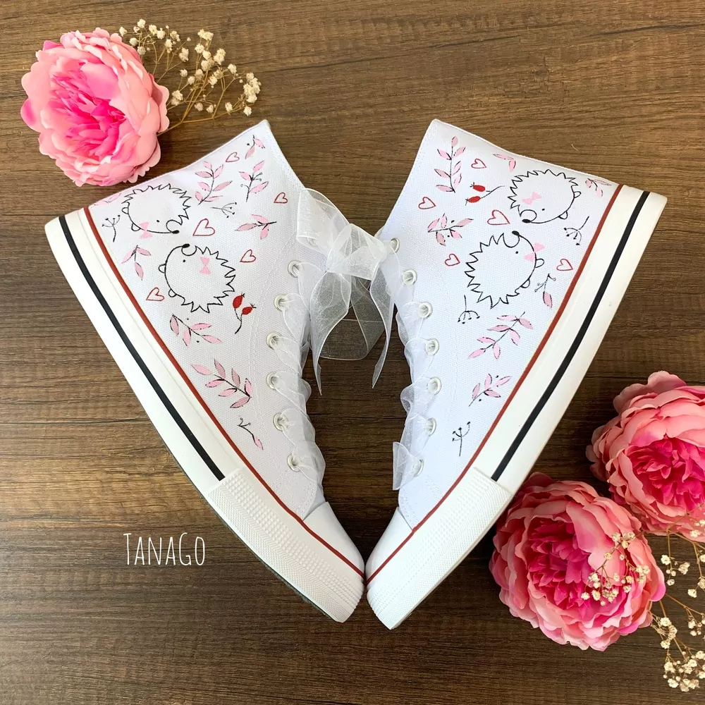 Bílé kotníkové tenisky na podzimní svatbu