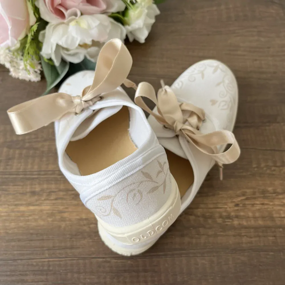 Tenisky na svatbu ke krémovým šatům