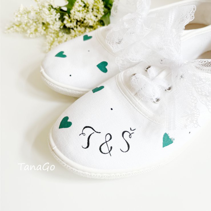 Tenisky na svatbu se smaragdovou