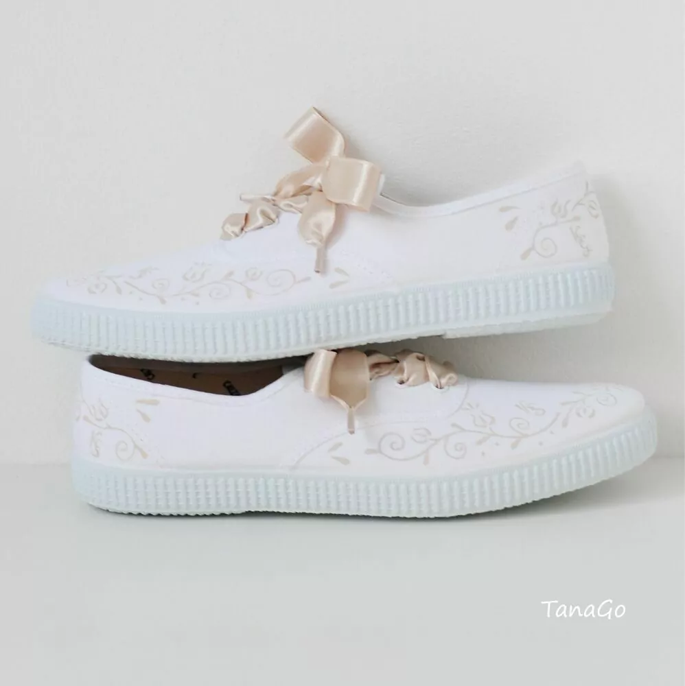 Romantické folklorní tenisky s monogramy