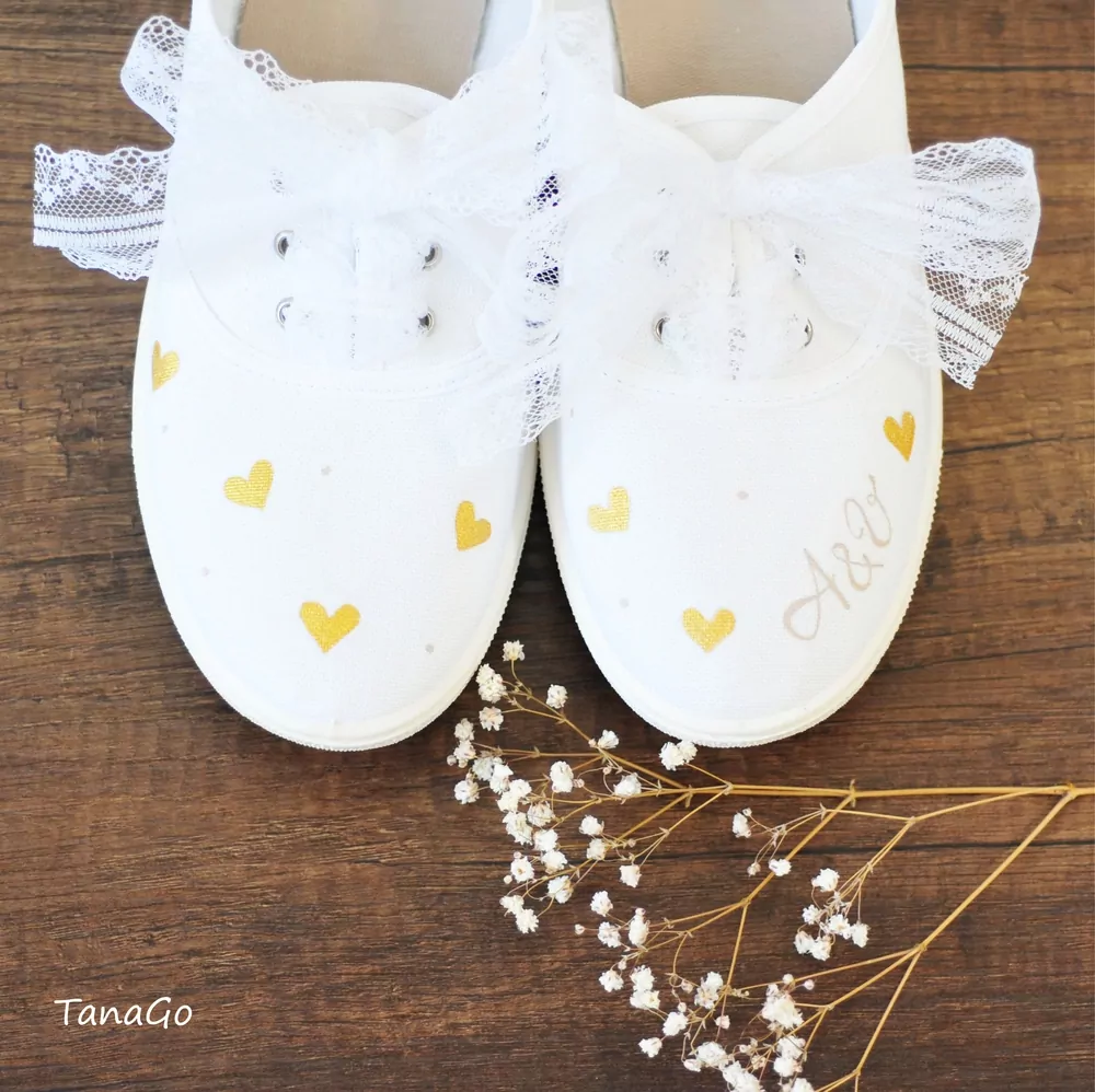 Něžné svatební tenisky se srdíčky ve zlaté