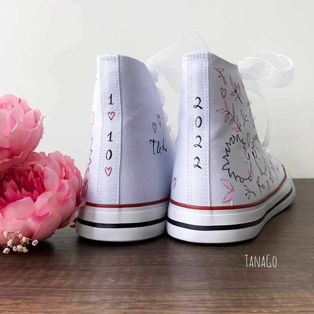 Bílé kotníkové tenisky na podzimní svatbu