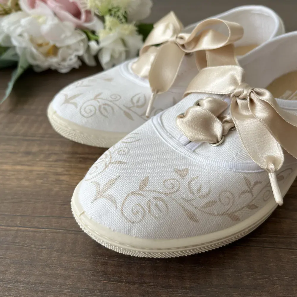 Tenisky na svatbu ke krémovým šatům