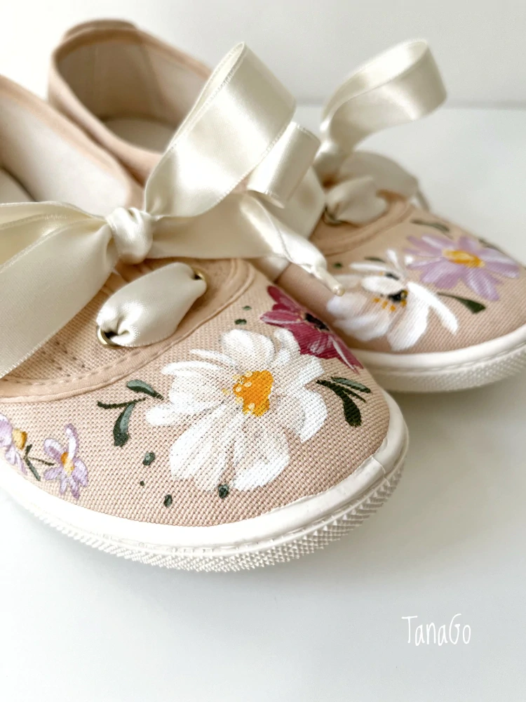 Béžové tenisky s květy