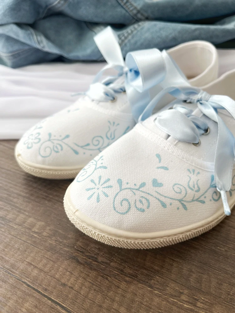 Boty se světle modrým folklorním vzorem