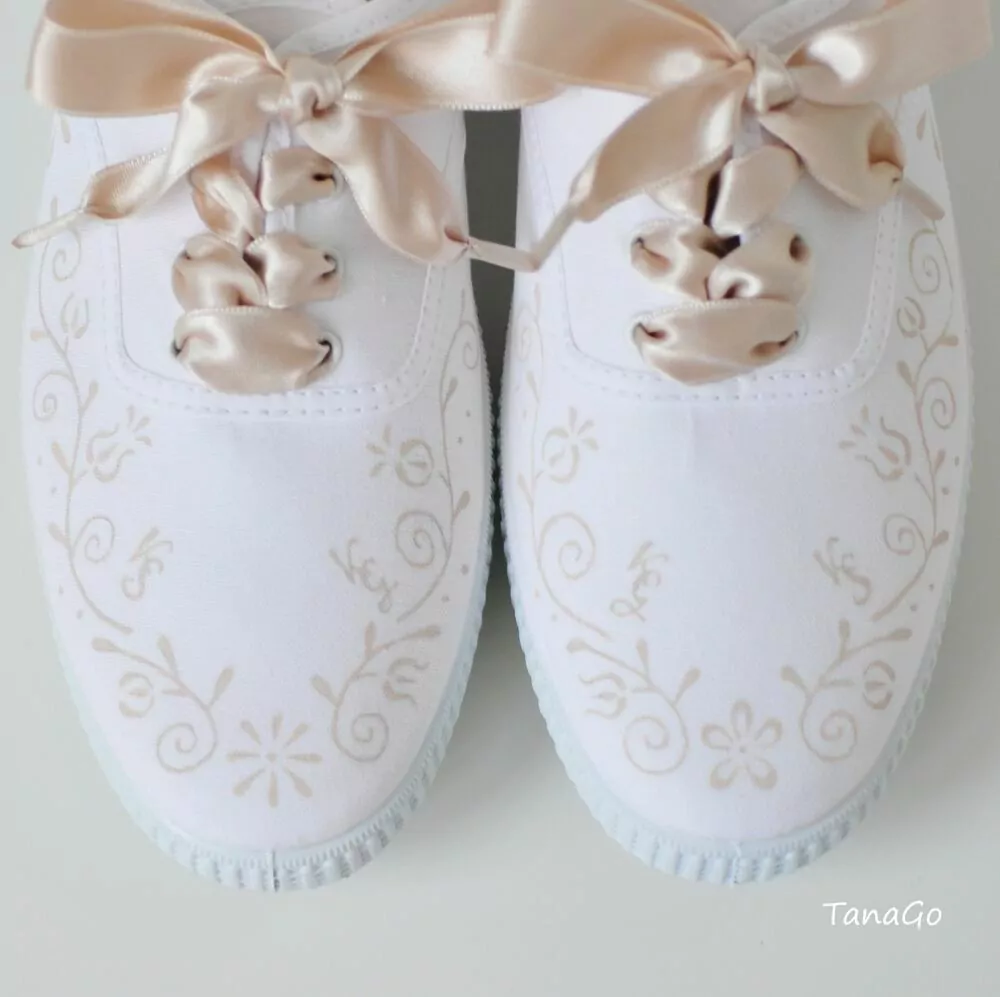 Romantické folklorní tenisky s monogramy