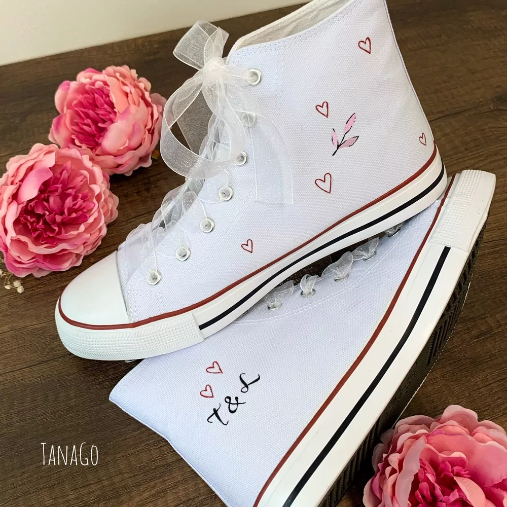 Bílé kotníkové tenisky na podzimní svatbu