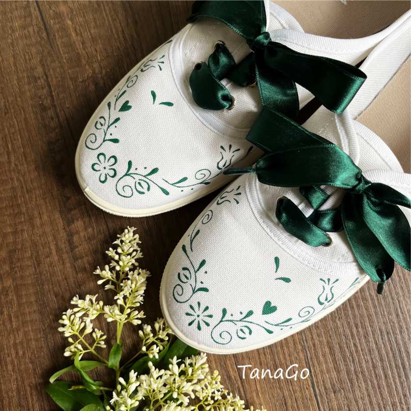 Boty se zeleným folklorním vzorem