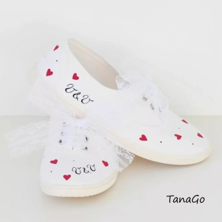 Něžné svatební tenisky se srdíčky