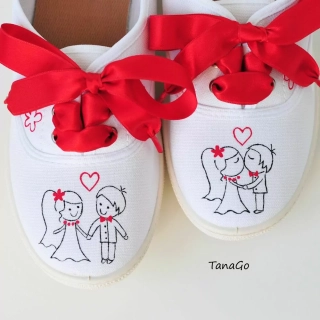 Svatební tenisky s červenými saténkami