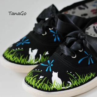 Tenisky Kočky v trávě