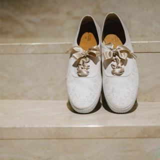 Romantické folklorní tenisky s monogramy