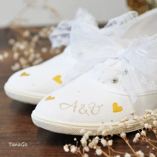 Něžné svatební tenisky se srdíčky ve zlaté