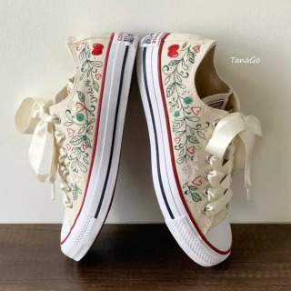 Ruční malba větvičky na zaslané tenisky