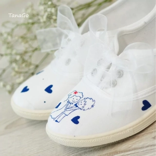 Něžné svatební tenisky pro nevěstu v modré