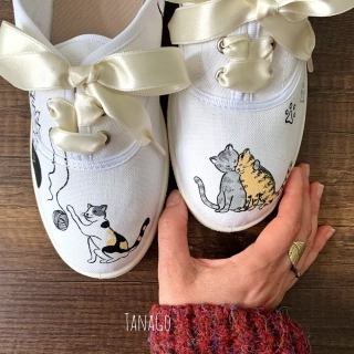 Bílé tenisky s kočkami