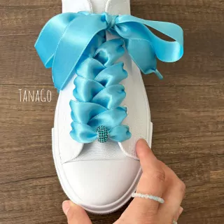 Modré tkaničky do nízkých converse s třpytivým průvlekem
