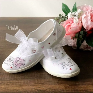 Tenisky s novomanželi a dítětem