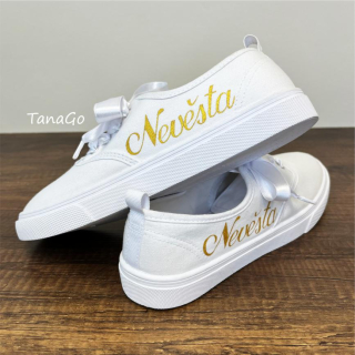 Tenisky s nápisem Nevěsta zlatá