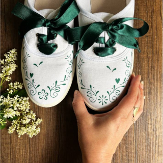 Boty se zeleným folklorním vzorem