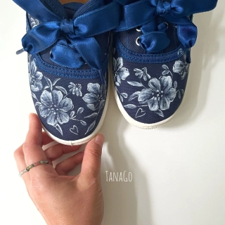 Modré tenisky s bílými květy