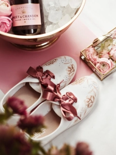 Tenisky s krémovými květy