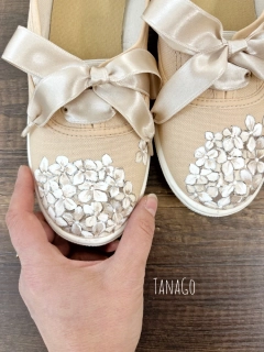 Bílé hortenzie na béžových teniskách