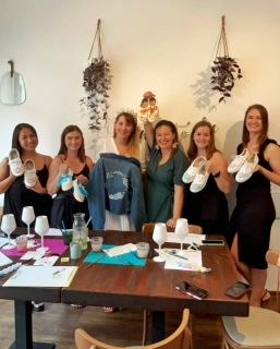 Rozlučka se svobodou: tenisky + bunda